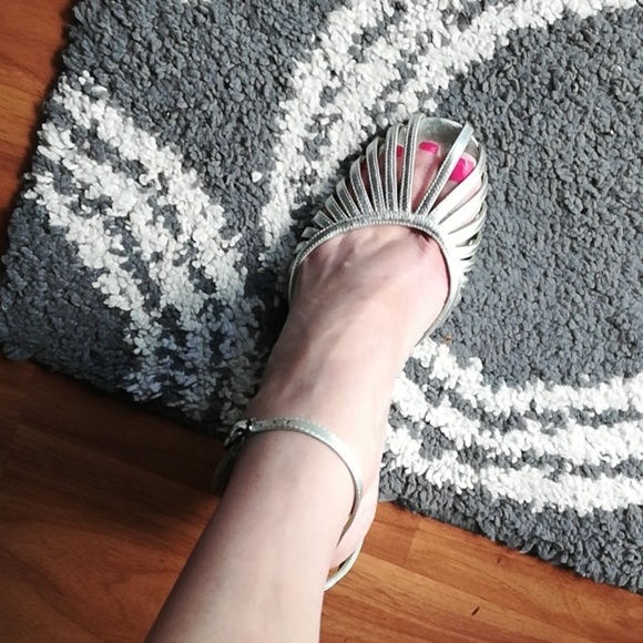 Silver NYLA heels - Picture 3 of 7